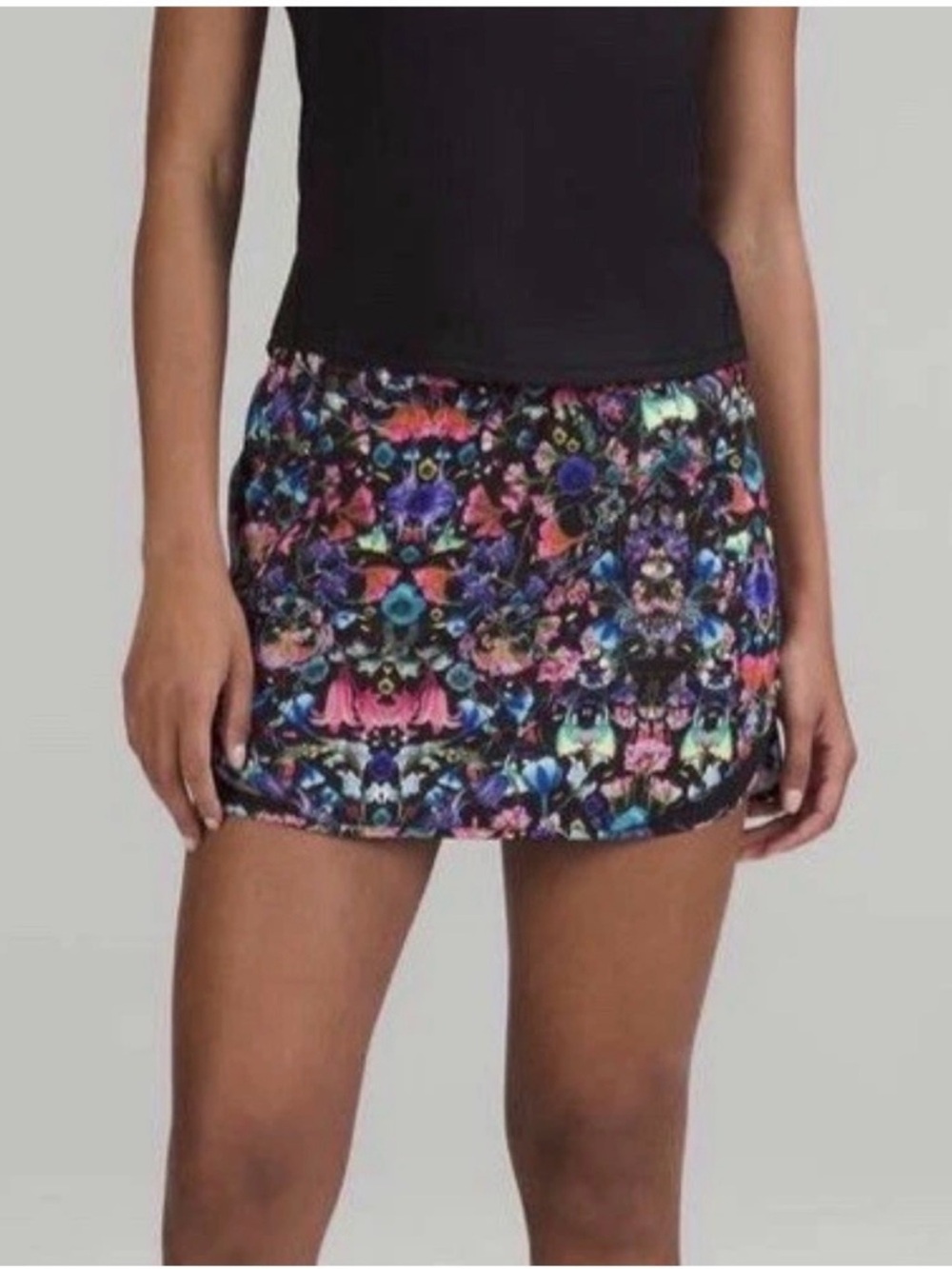 Lululemon Hotty Hot Shorts 4” Inseam Size 10 Flowerscope Black
